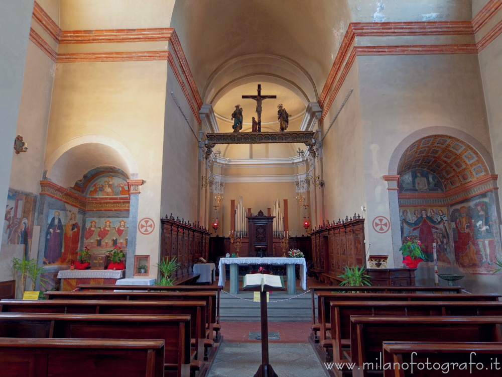 Benna (Biella) - Presbiterio e cappelle caponavata della Chiesa di San Pietro